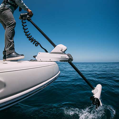 Accessoires et connectivité du moteur électrique avant mer Simrad Recon